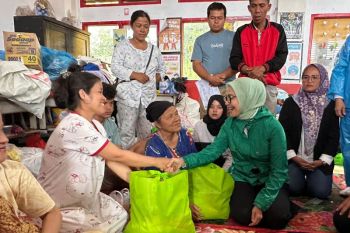 Rustini Muhaimin salurkan bantuan untuk korban banjir Sumbar