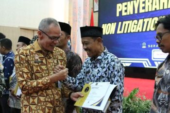 Kemenkum Banten perkuat Posbakum, serahkan sertifikat NLP ke-30 Lurah/Kades