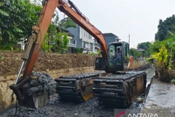 Cegah banjir, DPUPR Tangerang masifkan normalisasi saluran sekunder