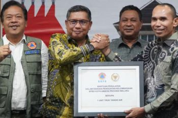 Pemkot Ambon terima bantuan mobil tangki air dari DPR RI dan BNPB perkuat layanan bencana