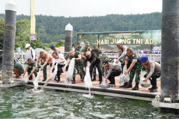 Kodam Udayana tebar puluhan ribu benih ikan di Danau Batur Bangli
