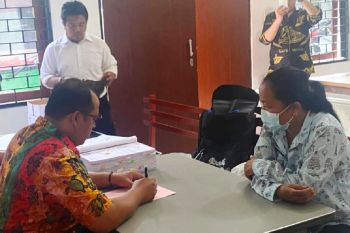 Penyidik menyerahkan tersangka korupsi dana BOS SMAN 4 Jayapura kepada Kejari