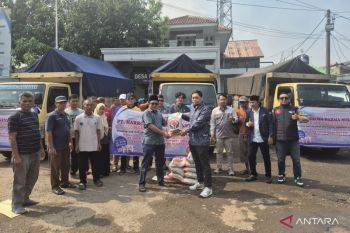 Harrosa salurkan puluhan ton beras kepada warga Wangunharja Bekasi