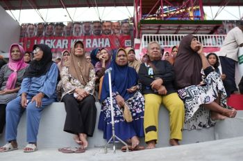 Malut United berbagi kebahagiaan dengan warga kurang mampu