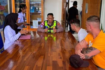 Imigrasi Labuan Bajo beri peringatan 2 WNA yang melanggar aturan lalu lintas