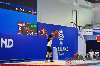Luluk raih emas pertama di cabang angkat besi