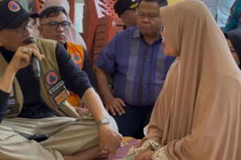 Bupati Hendrajoni tinjau posko pengungsian korban banjir bandang di Bayang Utara