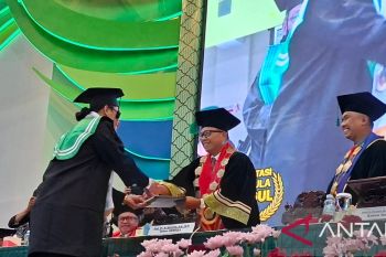 Uya Kuya wisuda bareng bersama Gus Miftah di Unissula Semarang