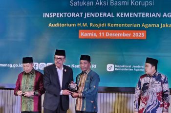 Kepala Kanwil Kemenag Kaltara Menerima Penghargaan dari Menag Pada Hakordia