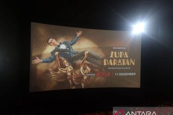 Lupa Daratan, cara Ernest Prakasa mengeksplorasi komedi Vino G. Bastian