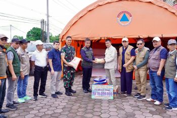 Bupati Kampar Ahmad Yuzar Serahkan Langsung Bantuan Bencana Korban Banjir dan Longsor di Kabupaten Agam