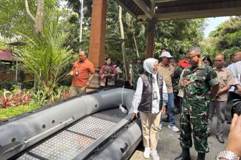 KLH beri Bali perahu karet untuk tangani banjir dan bersihkan sampah