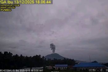 Gunung Ibu di Halmahera Barat  semburkan abu  setinggi 1.000 meter