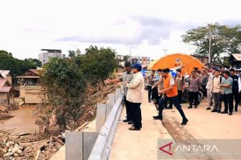 Politik kemarin, Prabowo cek kayu banjir hingga Kapolri teken Perpol