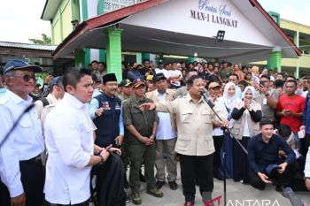 Prabowo kenalkan Seskab Teddy di posko Langkat: Sudah Letkol sekarang