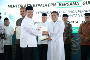 Jelang Natal, Romo Wahyu terima sertipikat Gereja Katolik Fransiskus Asisi sebagai kado Natal bagi umat