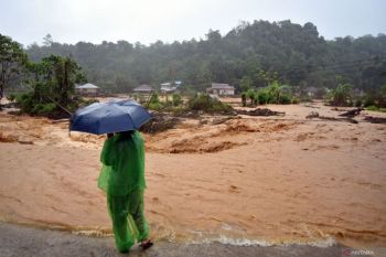 Air kembali meluap di area terdampak banjir bandang kawasan Batu Busuk, Padang