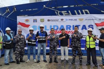 Pelni Batam angkut dua kontainer tambahan bantuan untuk bencana Sumatera