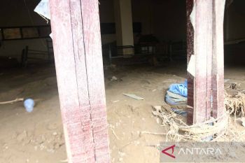 Lelah tunggu bantuan pemerintah, Pesantren di Pidie Jaya keruk lumpur banjir dengan biaya sendiri