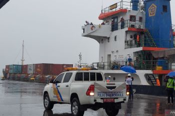 Arus distribusi peti kemas Pelabuhan Pulau Baai Bengkulu kembali pulih