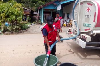 PMI Pasaman Barat salurkan air bersih ke warga terdampak bencana