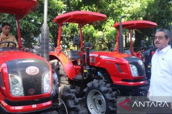 Pemprov Maluku salurkan bantuan traktordari Kementan ke daerah