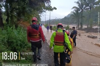 Tim Semen Padang evakuasi 11 warga terjebak banjir di Batu Busuk