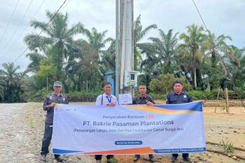 Salurkan CSR, PT BPP Pasbar bantu 26 titik penerangan lampu jalan di Sungai Aur