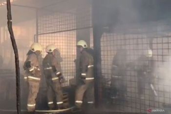 Ratusan kios di Pasar Induk Kramat Jati hangus terbakar
