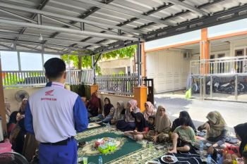 Ibu-Ibu arisan komplek tak luput #Cari_aman bersama Asmo Kalbar