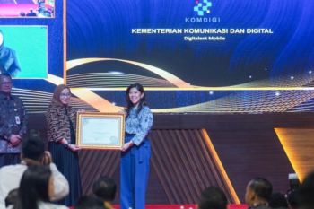Menteri Komunikasi dan Digital raih penghargaan OPSI KIPP 2025