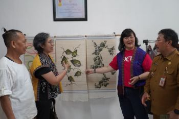 UK Petra dampingi penenun jombang buat tirai tenun