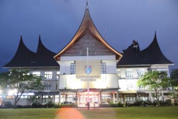 Wako Payakumbuh tinjau kondisi Balai Kota yang rusak karena angina kencang