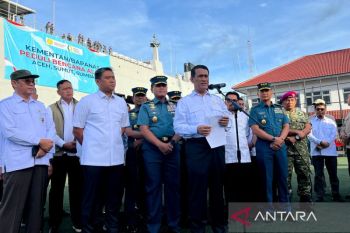 Mentan kirim logistik dan penjernih air ke Sumatra pakai kapal perang