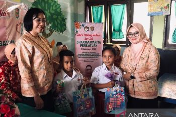 DWP Maluku bagikan buku pada anak sekolah peringati HUT ke-26