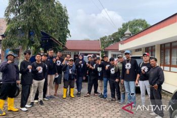 Komunitas wartawan Bukittinggi BPC salurkan bantuan bencana ke Agam