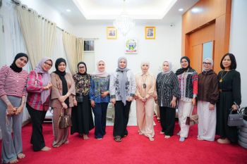 Pemprov Sulsel terima donasi dari komunitas perempuan Kota Makassar bagi Sumatera