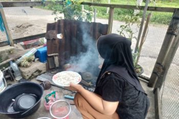 Elpiji langka, warga di Abdya terpaksa gunakan kayu bakar untuk memasak