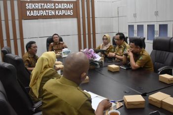 Pemkab Kapuas lakukan penataan PKL di jalan Patih Rumbih secara humanis