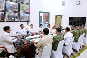 Tiba di Sumbar, Prabowo langsung ratas dengan menteri hingga Kapolri