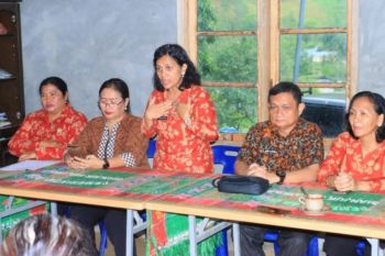 Dalam rangka HUT Darma Wanita Persatuan ke-26, DWP Samosir bagi bansos dan melakukan penyuluhan