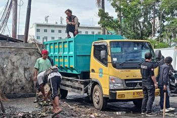 Tumpukan sampah di Pasar Ciputat diangkut secara bertahap