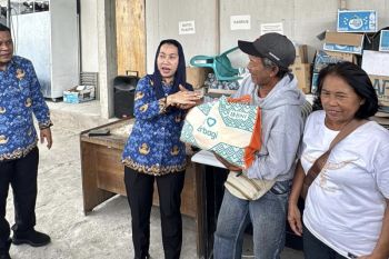 Pemkot Palu dan BNI berikan paket sembako kepada 100 tenaga kebersihan