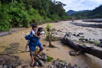 Jalan putus total di Batu Busuk Padang