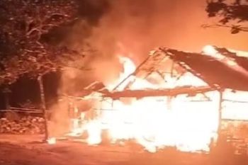 Seorang warga Kapuas terluka bakar saat warungnya dilalap api