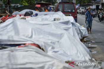 Pemkot Tangerang Selatan tutup tumpukan sampah dengan terpal