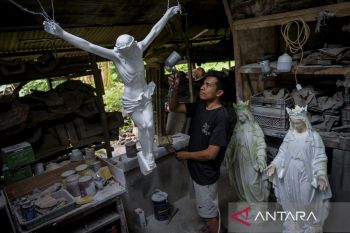 Produksi patung rohani jelang Natal