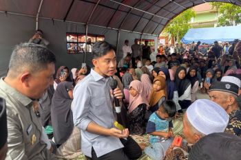 Ada 95 jembatan putus, Gibran minta maaf warga harus antre BBM di SPBU