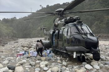 Helikopter AU mendarat di sungai demi mendistribusikan logistik di Aceh