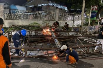 Satpol PP Jakarta turunkan tiga papan reklame di Kalideres
